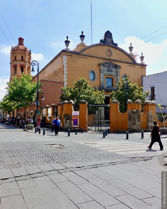 Еще одно историческое здание. Фасад Церкви и колледжа Сан-Педро и Сан-Пауло. Колледж был основан иезуитами в 1574 году. Сейчас музей Конституции.