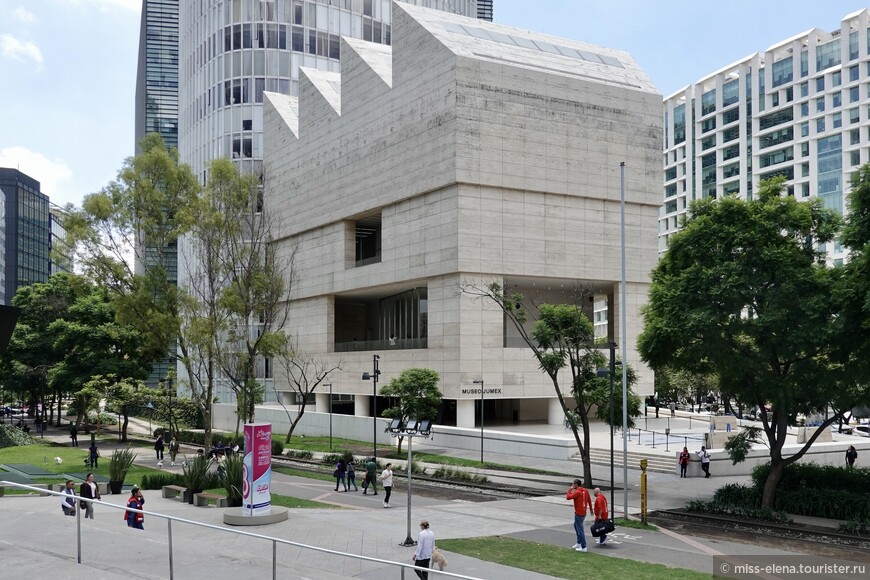 Музей Хумекс —  проект сэра Дэвида Чипперфилда, титулованного британского архитектора, лауреата Притцкеровской премии.