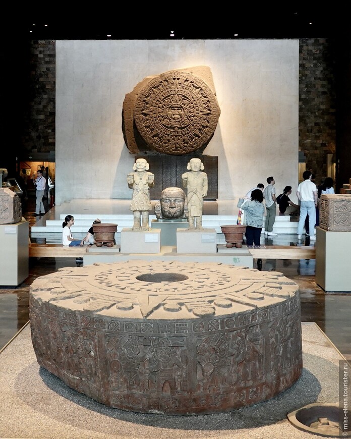 На Камне Солнца изображена ацтекская космология. В центре круга — бог Тонатиу. Чтобы солнце не остановилось и мир не погиб, богу следует регулярно приносить человеческие жертвы.

