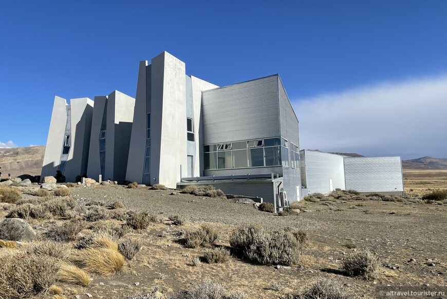 Музей «Glaciarium» находится в современном здании модернистских очертаний. Считается, что внешне оно напоминает большой айсберг с трещинами, неожиданно оказавшийся посреди пустыни.