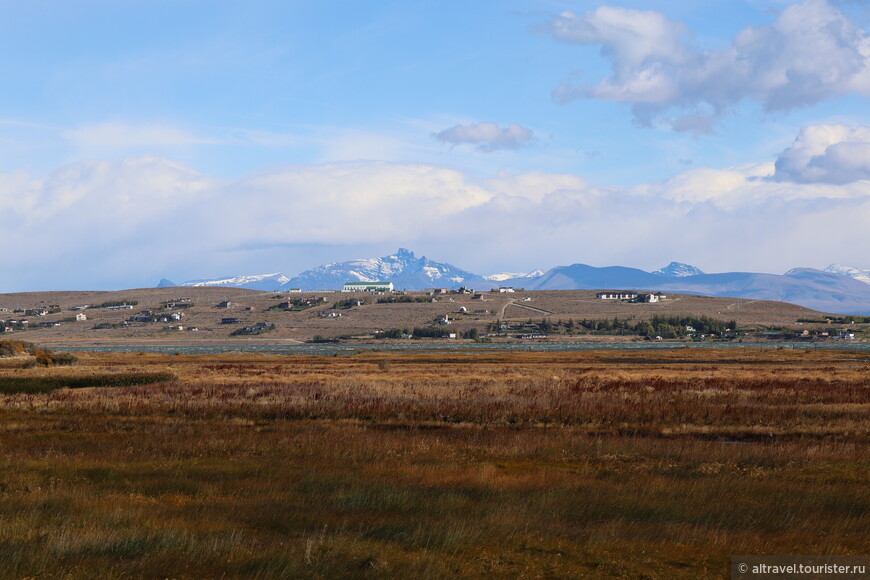 Вид на заповедник. Вдалеке видны покрытые снегом горы.

