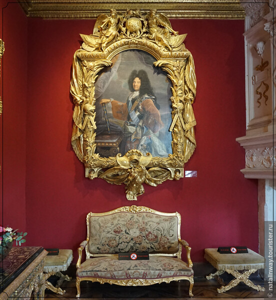 Портрет Людовика XIV.  (Свой портрет кисти Риго Король-Солнце подарил своему дяде герцогу Вандомскому в память о своем посещении Шенонсо 14 июля 1650 года)   