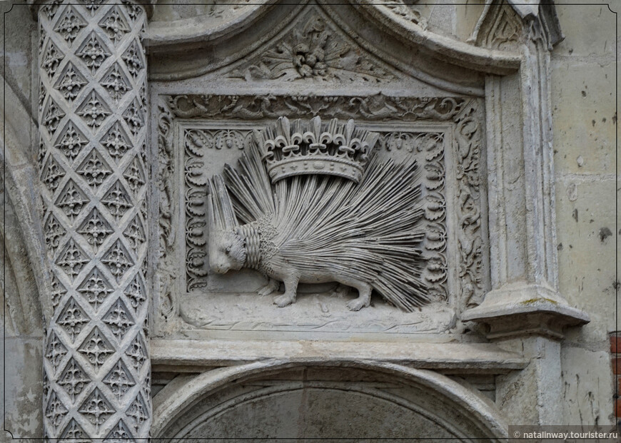 Эмблема Людовика XII на фасаде замка в Блуа 