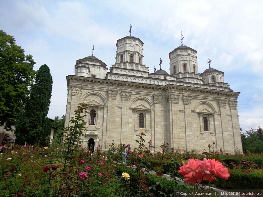 Красивый монастырь Голия 16 века в центре города Яссы (Румыния)