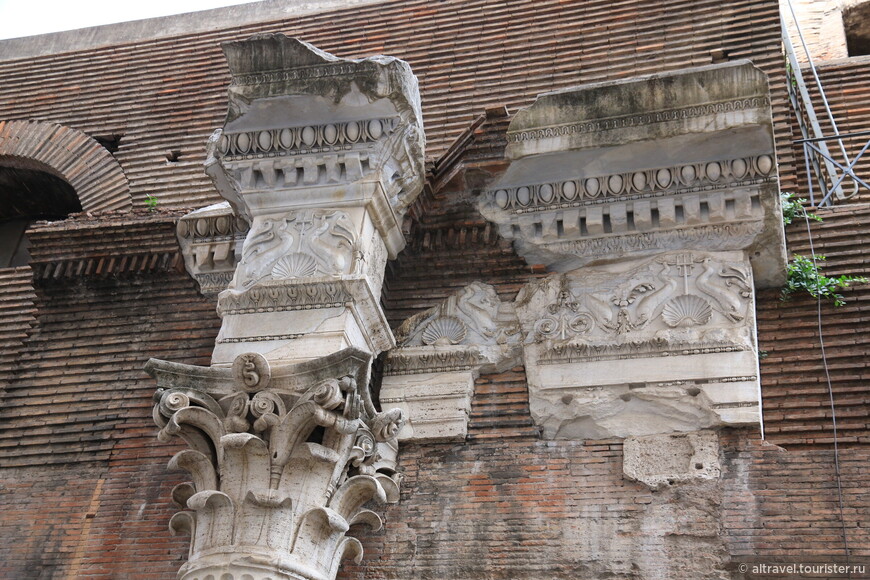 На задней стене Пантеона остались фрагменты мраморной отделки с ракушками и дельфинчиками. На самом деле это остатки когда-то находившегося тут храма Нептуна.