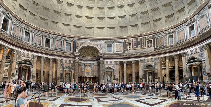 Мраморный пол внутри Пантеона на 80% оригинальный, декорированный квадратами и кругами. Также «родными» являются колонны и мраморная отделка стен.