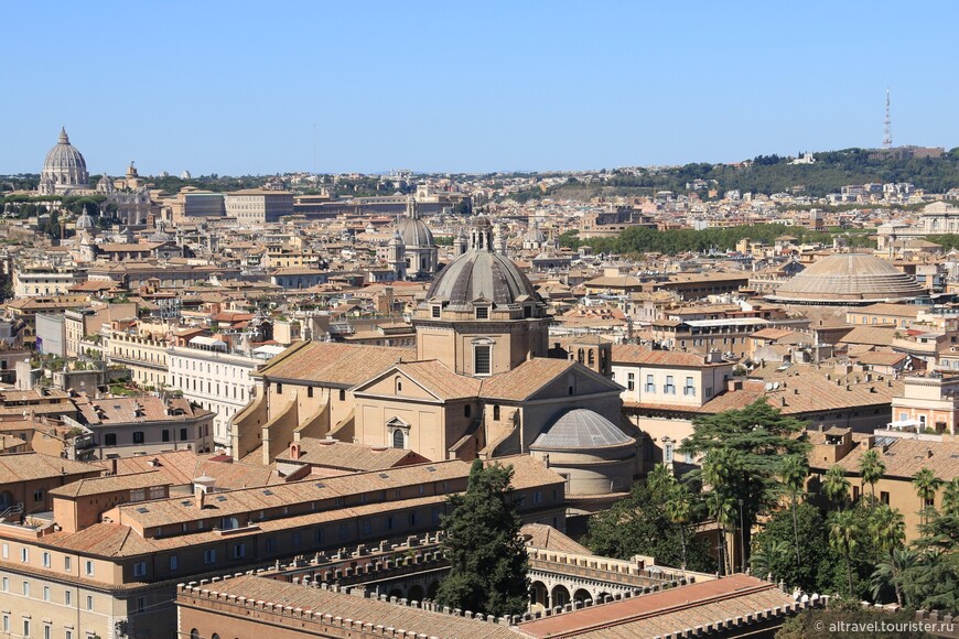Купол Пантеона (крайний справа) на фоне римской панорамы. Вдалеке слева - купол Собора Св.Петра.