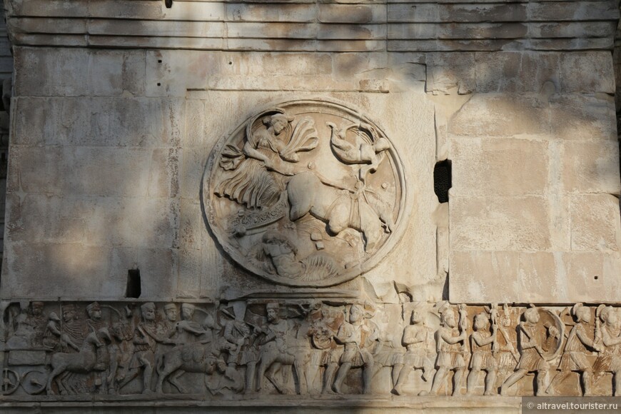 Начало фриза Константина: армия выступает в поход, над ней видно аллегорическое изображение солнца.