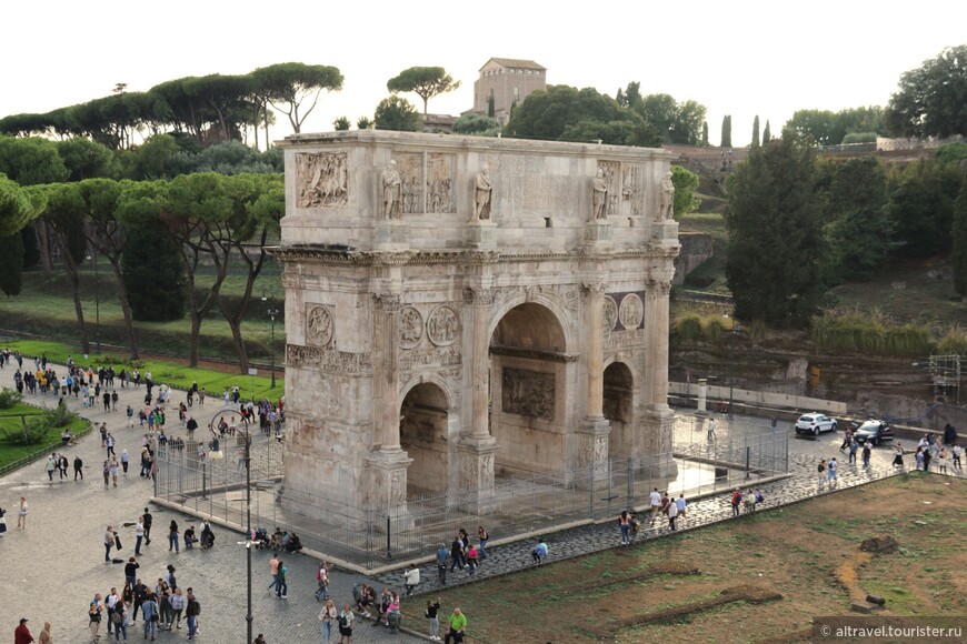 Вид на арку Константина с галереи Колизея.