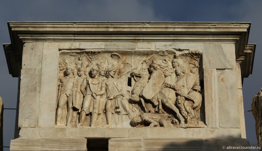 Верхние рельефы на боковых сторонах арки и внутри центрального прохода также относятся к компаниям Траяна. На всех четырёх из них римская конница тем или иным образом побивает варваров.