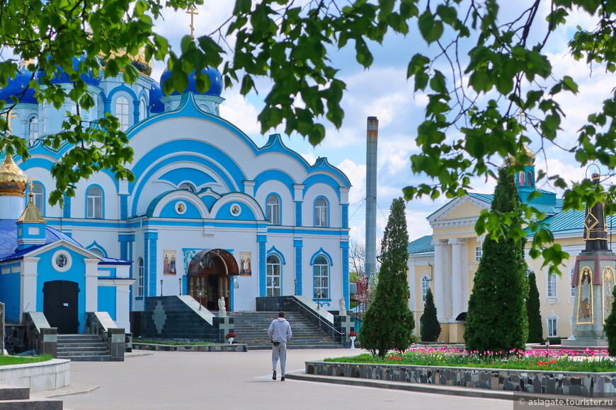 Задонск. Лазурного цвета храмы