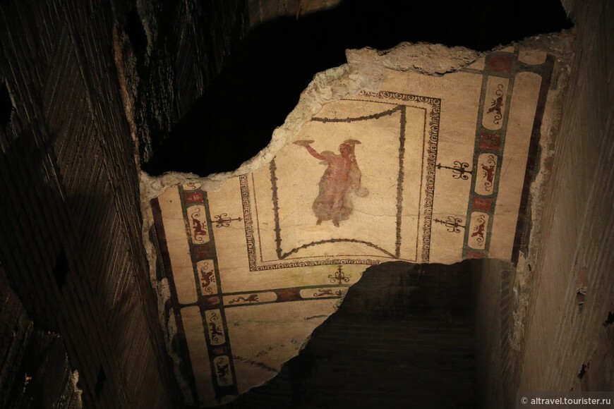 Фреска в обрамлении «гротескного» орнамента на сохранившемся фрагменте потолка.