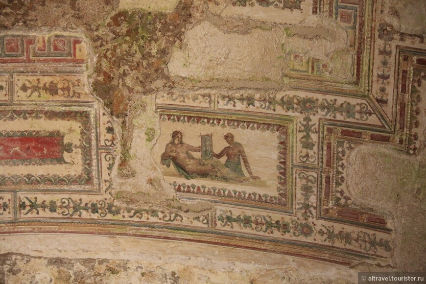 Фрагменты декора в комнате Ахиллеса с «гротескными» мотивами.