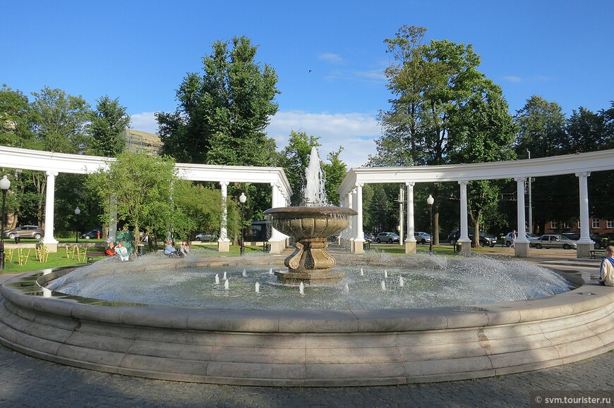 После реконструкции 2007 года фонтан стал светомузыкальным.