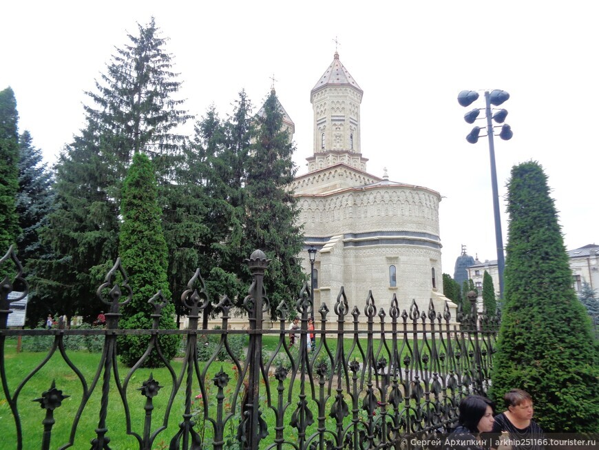 Красивый резной монастырь Трех Иерархов в Яссах (Румыния)