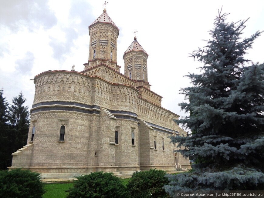 Красивый резной монастырь Трех Иерархов в Яссах (Румыния)