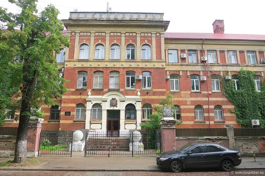 Здание бывшей Провинциальной сельскохозяйственной палаты Восточной Пруссии построено в 1890 году.В 1953 году здание было восстановлено,сейчас в нем размещаются учреждения и службы Балтийского флота.Кирова 24.