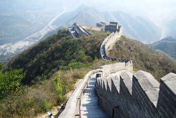 Два китайца разрушили участок Великой Китайской стены, чтобы быстрее добираться до работы 