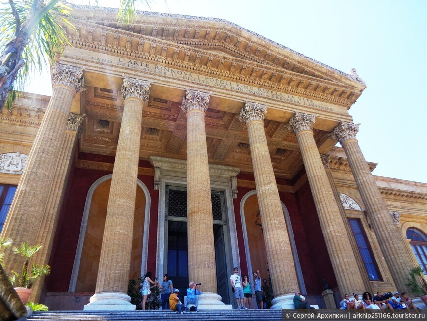 Театр «Политеама» в Палермо  — второй по значимости театр на Сицилии