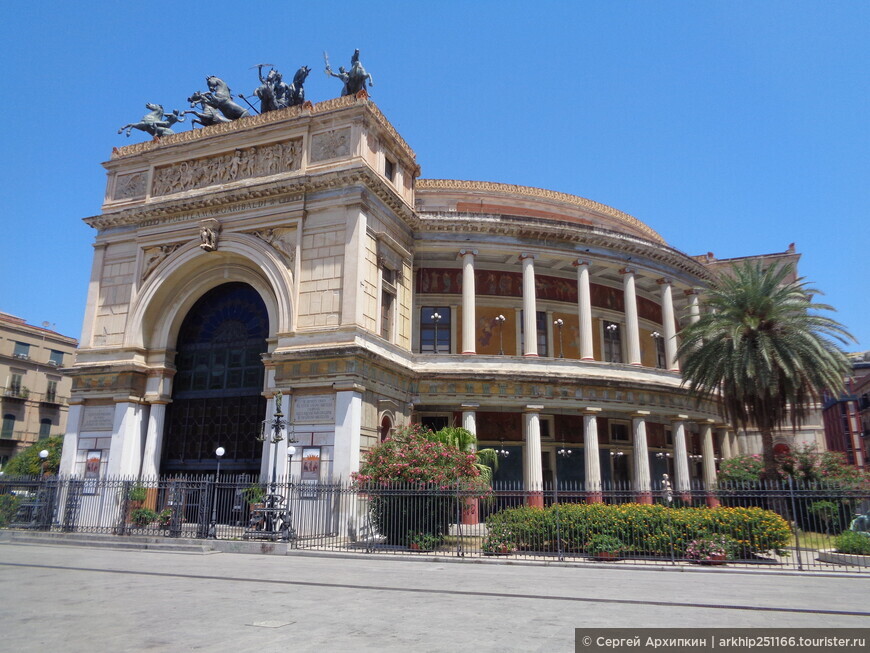 Театр «Политеама» в Палермо  — второй по значимости театр на Сицилии