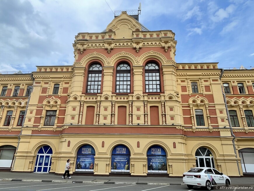 Фасад Главного ярмарочного дома крупным планом с декором в русском стиле.