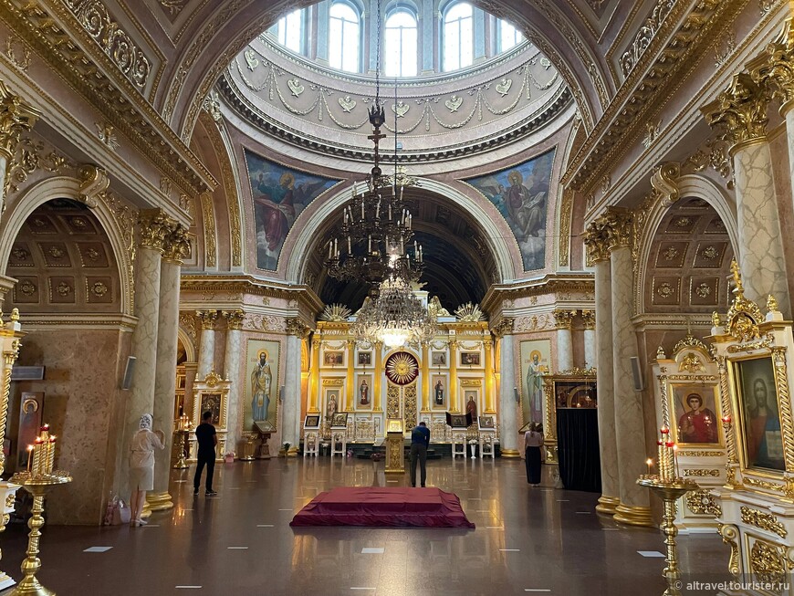 Интерьер Спасского собора. Внутренняя отделка - современная в стиле 19-го века.