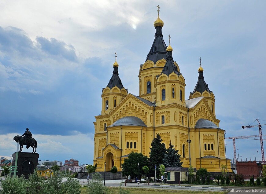 В 2021 году, к 800-летию основания города, рядом с собором был установлен памятник Александру Невскому.