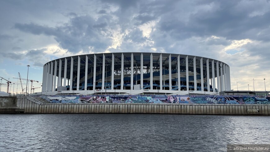 На Стрелке расположен футбольный стадион международного класса «Нижний Новгород», построенный в 2018 г. для проведения матчей ЧМ в России.