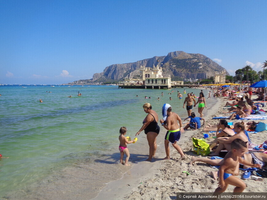 Песочный пляж Монделло — лучший пляж возле Палермо на Сицилии