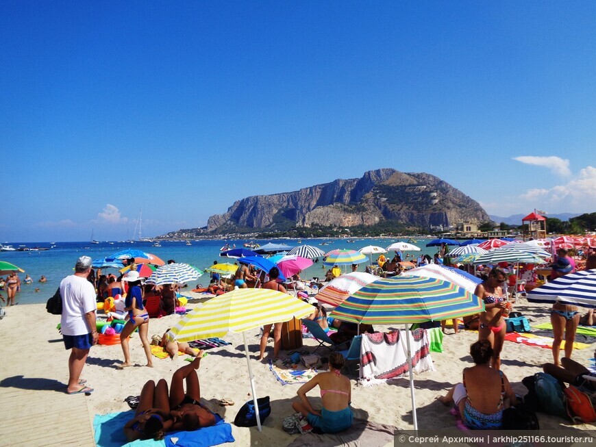 Песочный пляж Монделло — лучший пляж возле Палермо на Сицилии