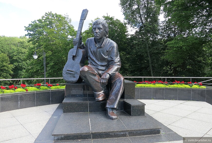 Памятник В.Высоцкому.Был установлен в парке 2006 году.Калининградские гастроли 1980 года стали последними публичными выступлениями Владимира Семеновича.