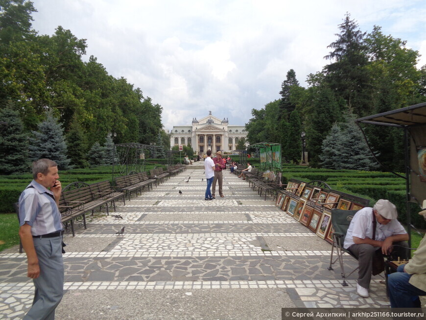 По Румынии. По достопримечательностям Яссы — столице Западной Молдовы