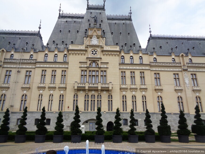 Величественный Дворец Культуры — самое красивое здание в Яссах (Румыния)