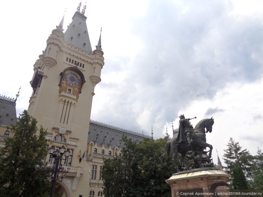 Памятник Стефану Великому — главному герою Молдовы в Яссах (Румыния)