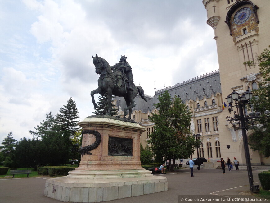 Памятник Стефану Великому — главному герою Молдовы в Яссах (Румыния)