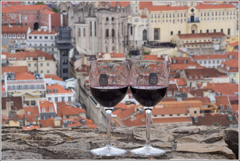 Португальский город затопило красным вином