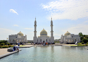 Белая мечеть напоминает вид мавзолея Тадж-Махал