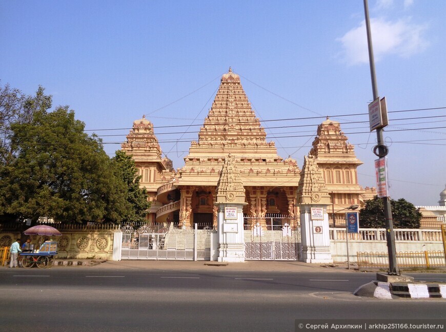 Храмовый индуистский комплекс Чаттарпур в Дели