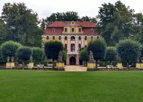 Старый замок и парк в Нешвице