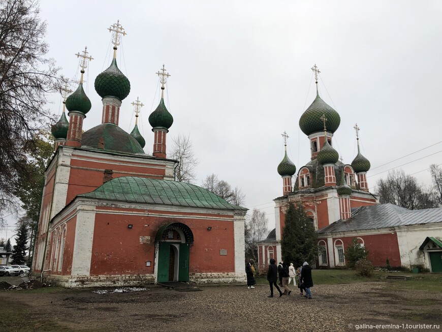 Церковь Александра Невского - слева, Владимировский собор - справа