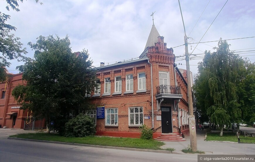 Бывший торговый дом Мельниковых , конец XIX века. В настоящее время медицинское учреждение.