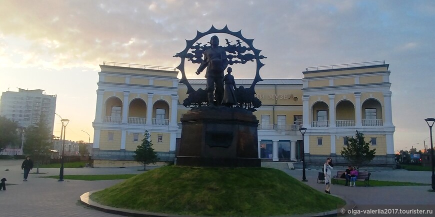 Памятник Переселенцам на Алтай  на площади Октября.