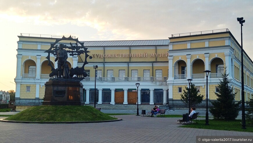 Художественный музей и скульптурная композиция Переселенцам на Алтай