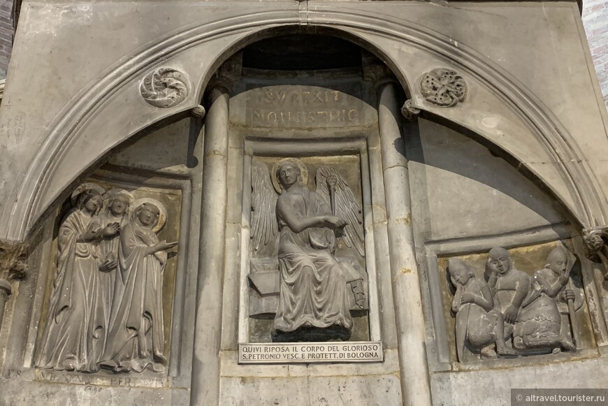 На фасаде эдикулы - барельефы 13-го века, изображающие жен-мироносиц и спящую стражу у входа в Гроб Господень, а также ангела, возвестившего жёнам Воскресение Христа.

