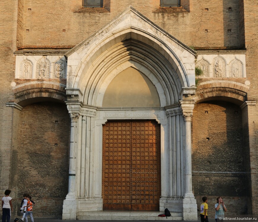 Центральный портал и плютеи 8-го века по его бокам.