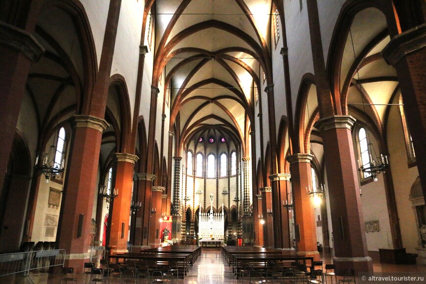 Готический интерьер церкви.