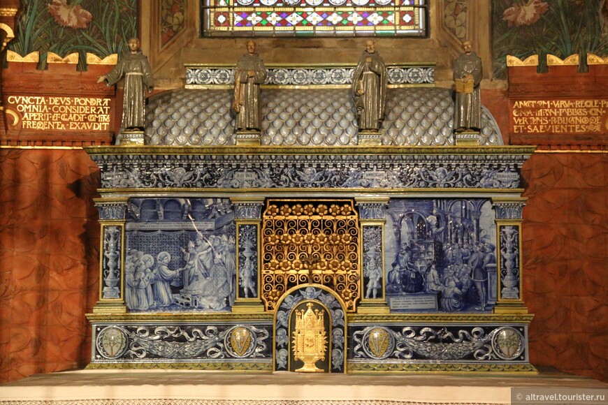Заалтарные капеллы: майоликовая гробница, выполненная в 19-м веке, но имитирующая стиль века 15-го.
