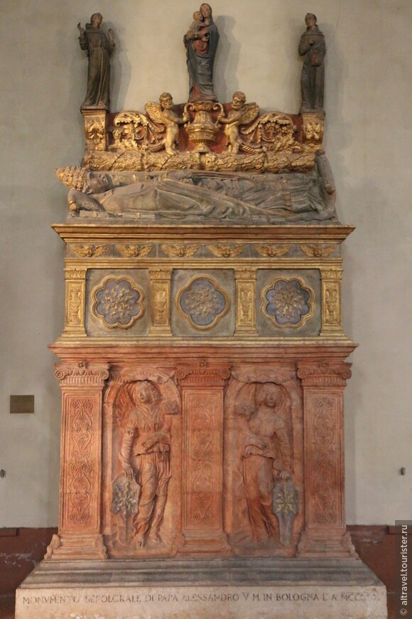 Гробница антипапы Александра V, выполненная из полихромной терракоты.  1423 г. 