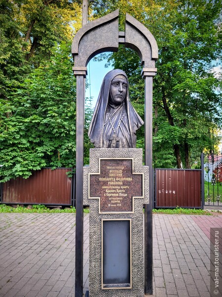 Новомученица Великая княгиня Елисавета Федоровна Романова, основательница приюта Красного Креста в Сергиевом Посаде. Мученически казнена 18 июля 1918 года.
