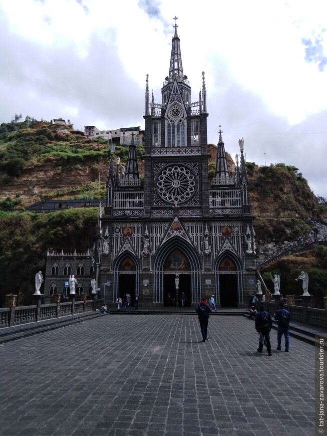 Город Ипиалес и собор El Santuario de la Virgen del Rosario de Las Lajas en Ipiales